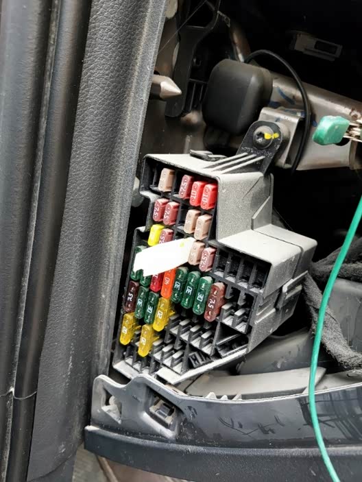 帕萨特行车记录仪室内保险盒取电过程分享给车友们