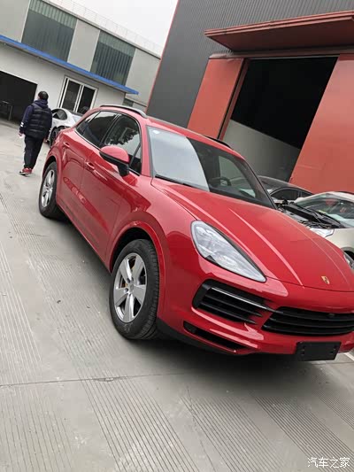 成都胭脂红提车外观喷漆作业 整体看起来确实饱满很多阿