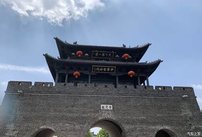 进入台儿庄停车场后,从台儿庄正门进入古城,看牌匾上写着天下第一庄