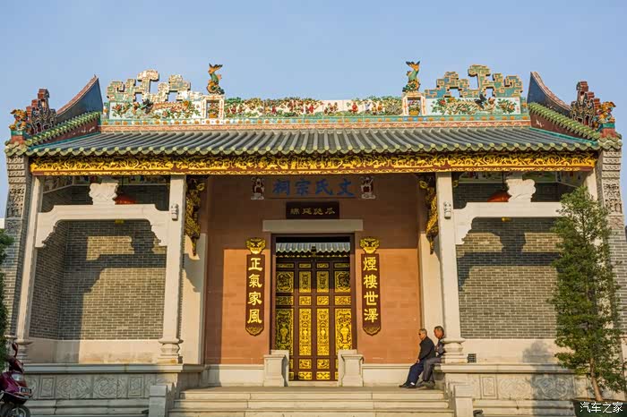 凤凰古村中,只有这新建的文氏宗祠才是村中最精美的建筑,也是现在的