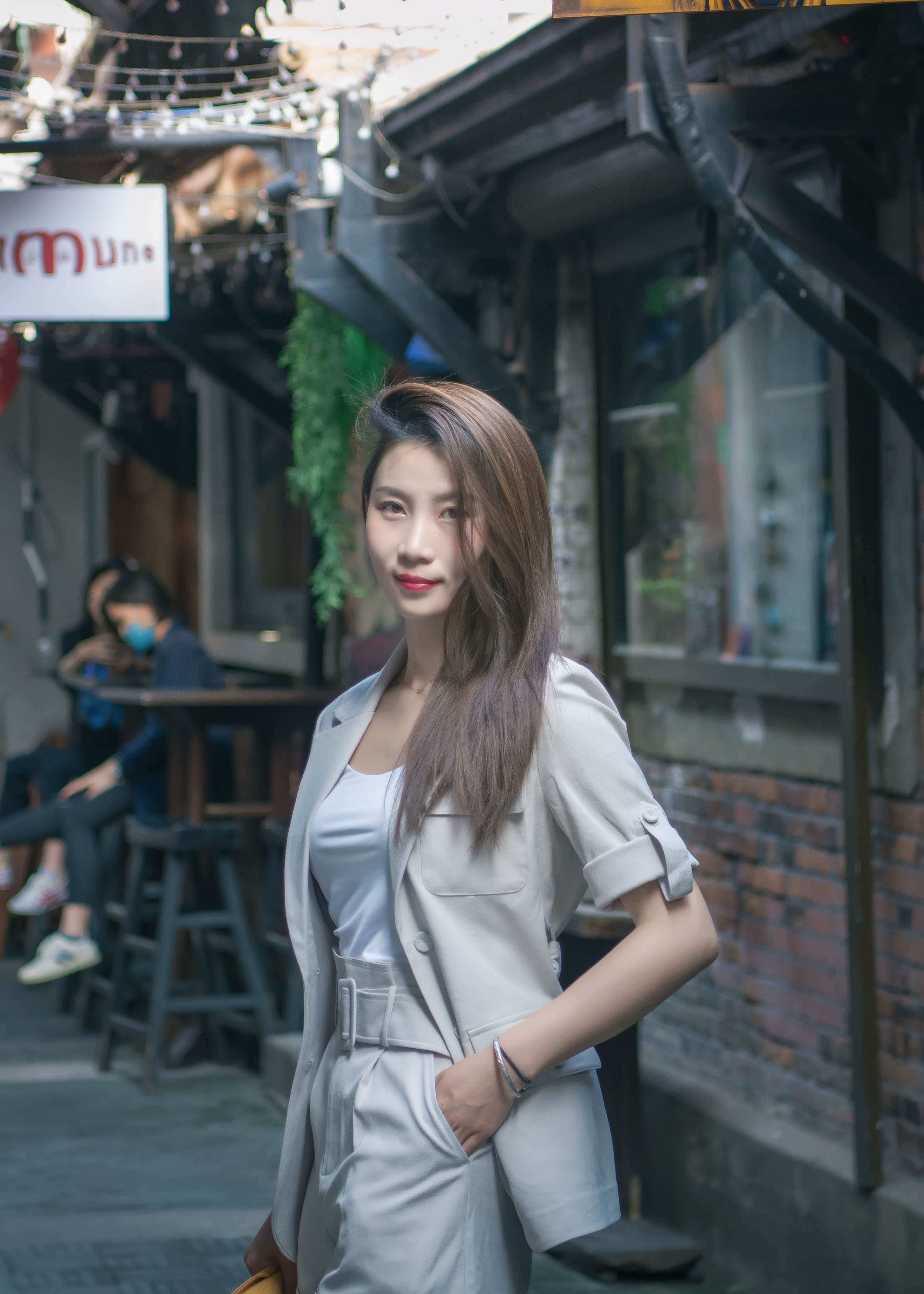 时尚美女自驾柯米克探寻老上海