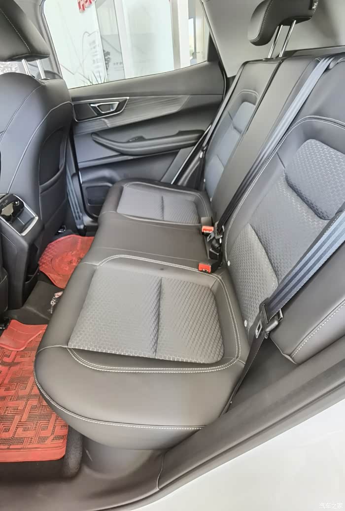 后排空间也够用,坐三个人不挤!