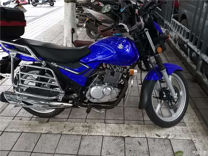 摩托车老铁开上了suv 正好赶上斯威汽车下乡