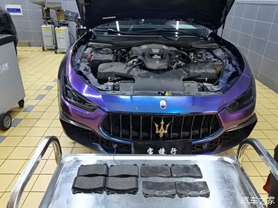 金色的玛莎拉蒂车标