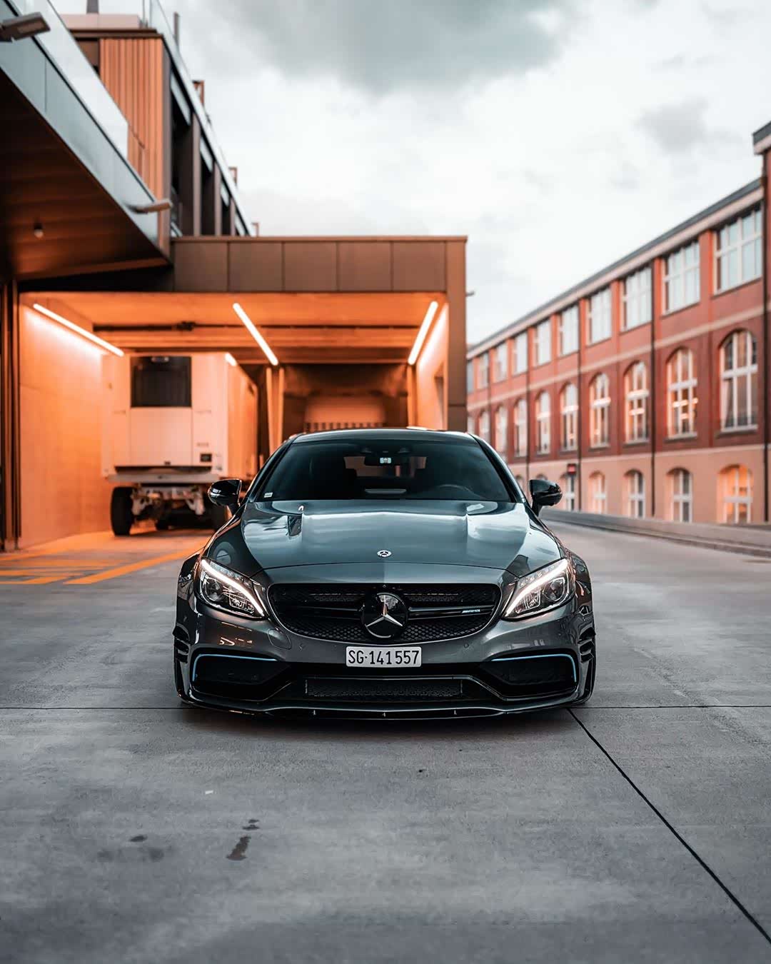 暴躁的mercedes benz c63s amg.