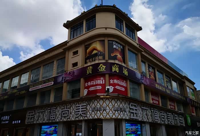 是著名的侨乡,步行街位于台西路,东起天桥百货商场,西至台山商业城