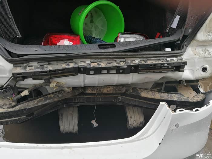 大宝被追尾后围板变形怎么修急在线等