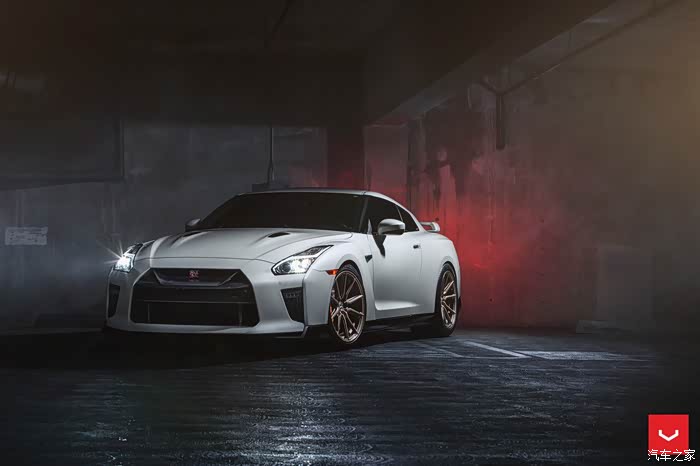 白色战神尼桑gtr有点帅