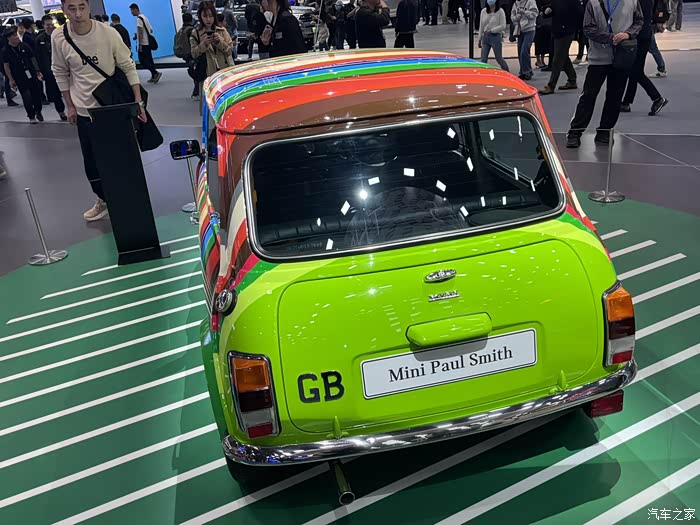 广州车展mini憨豆的车好小太可爱了