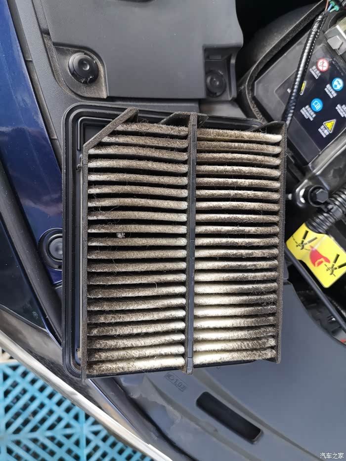 空气滤芯,这样算脏了吧?需要更换吗?