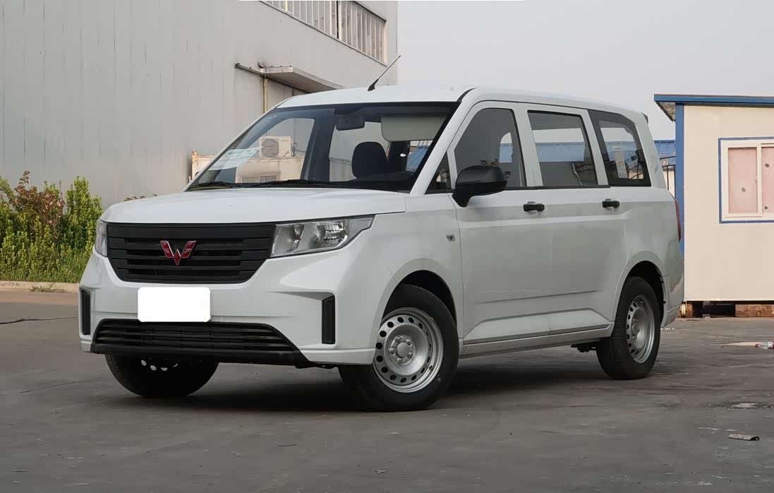 五菱宏光plus外观看看也很顺眼,不仅空间大,性能也优越