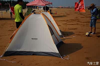 主办方还贴心的在沙滩上支起2个帐篷,供大家更衣使用
