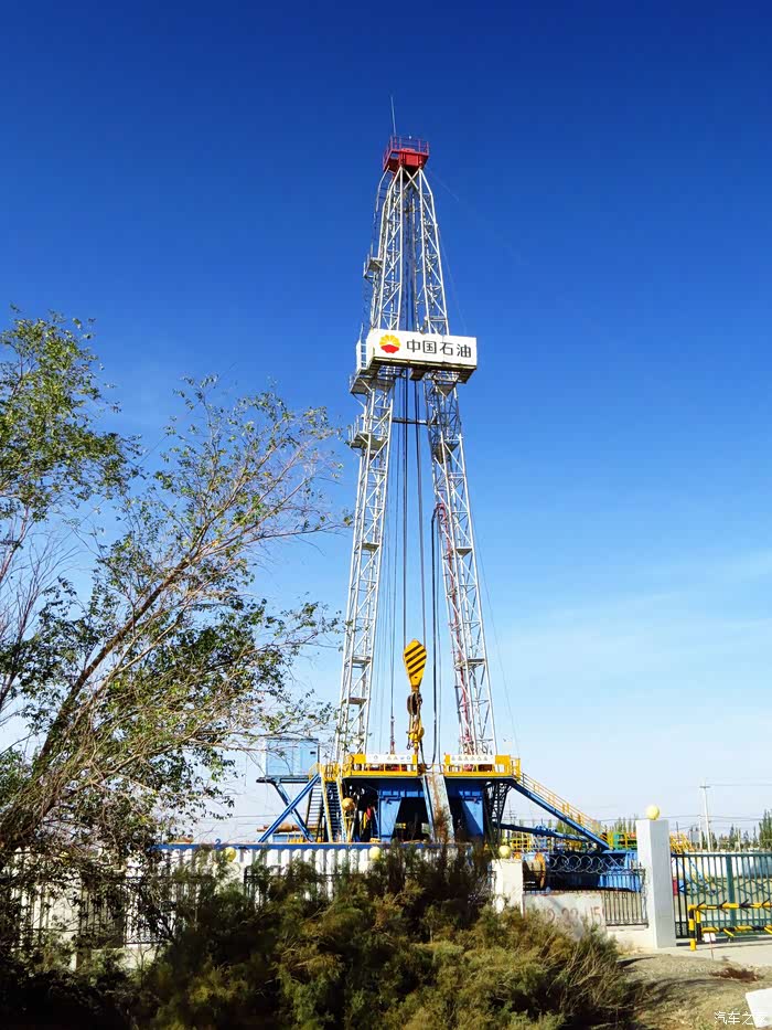 耸的钻井塔
