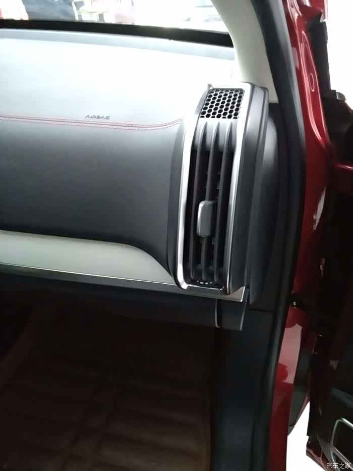 驾驶室的空调出风口形状特立独行,竖着的
