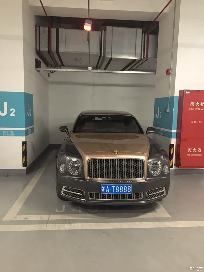 看到一辆车牌号超好的劳斯莱斯