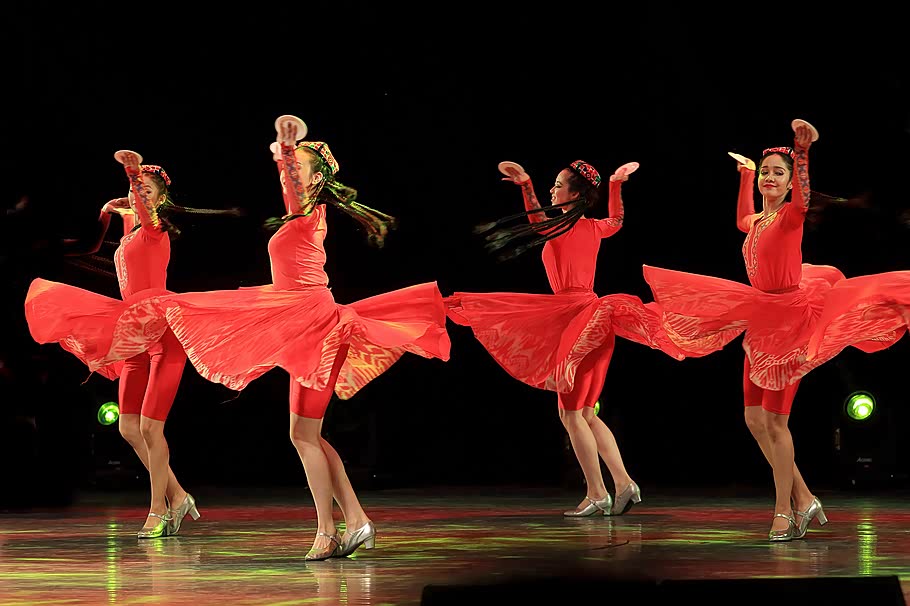 美丽的少数民族姑娘能歌善舞轻歌曼舞