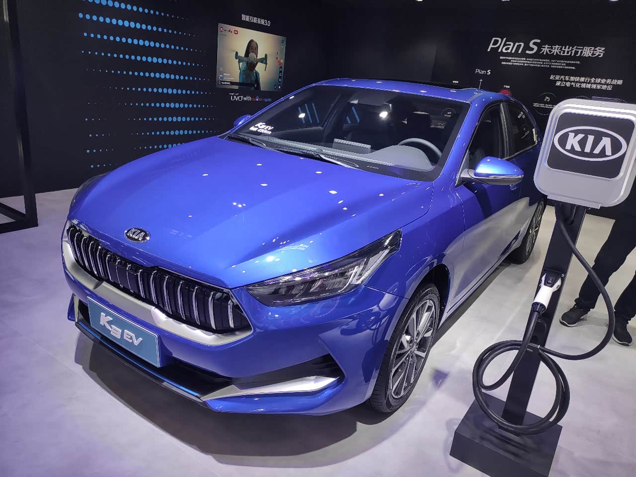 起亚k3新能源纯电动,直瀑式中网