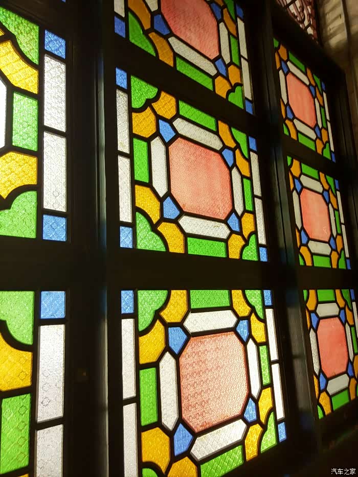 这种窗花的感觉我是比较喜欢的,是不是很有以前老西关的感觉呢.