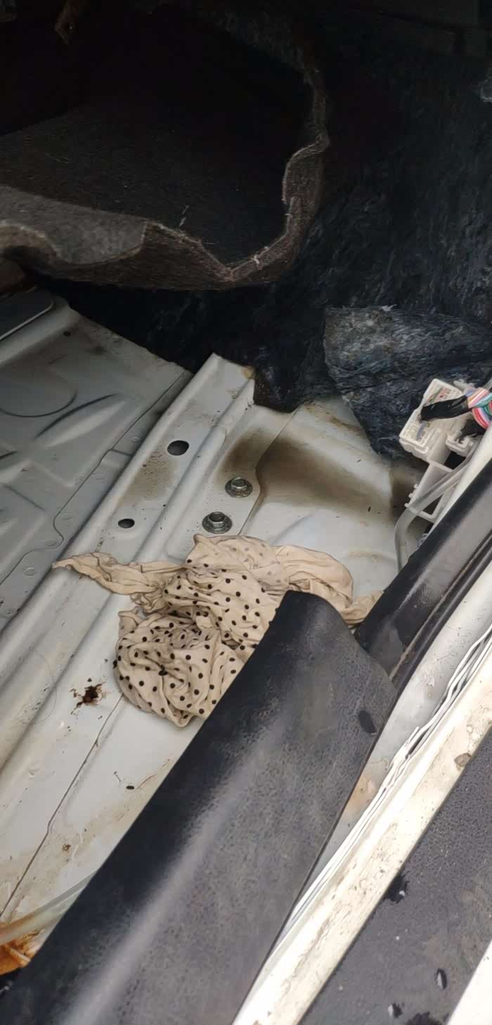 空调冷凝水排水管堵了,冷凝水流到车里,故障灯亮,自己动手解决