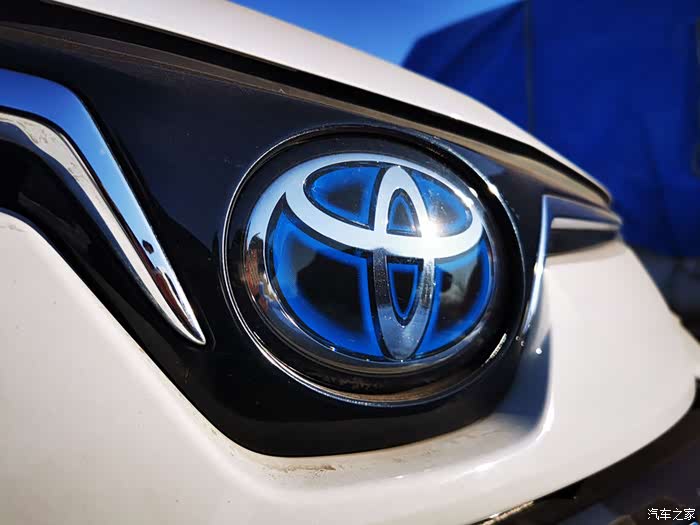丰田大车标,周围蓝色的点缀很好看,看着也十分有立体感.