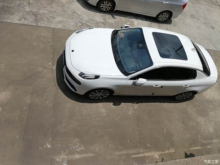 自动挡坡道起步会溜车,该怎么操作,不要笑我…