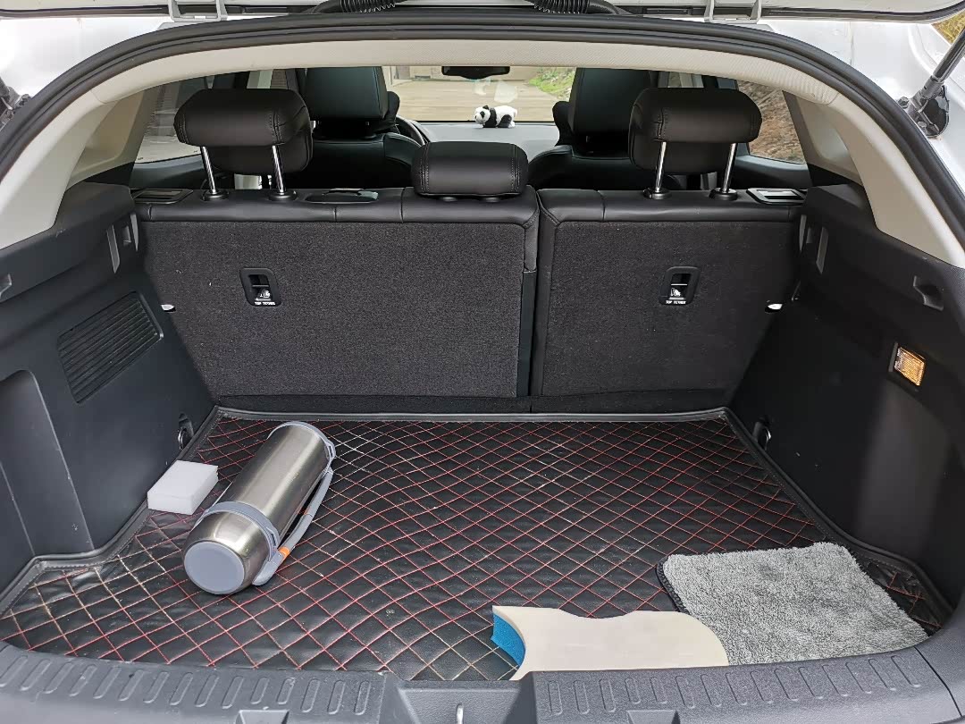 今天后备箱多了一个水壶.