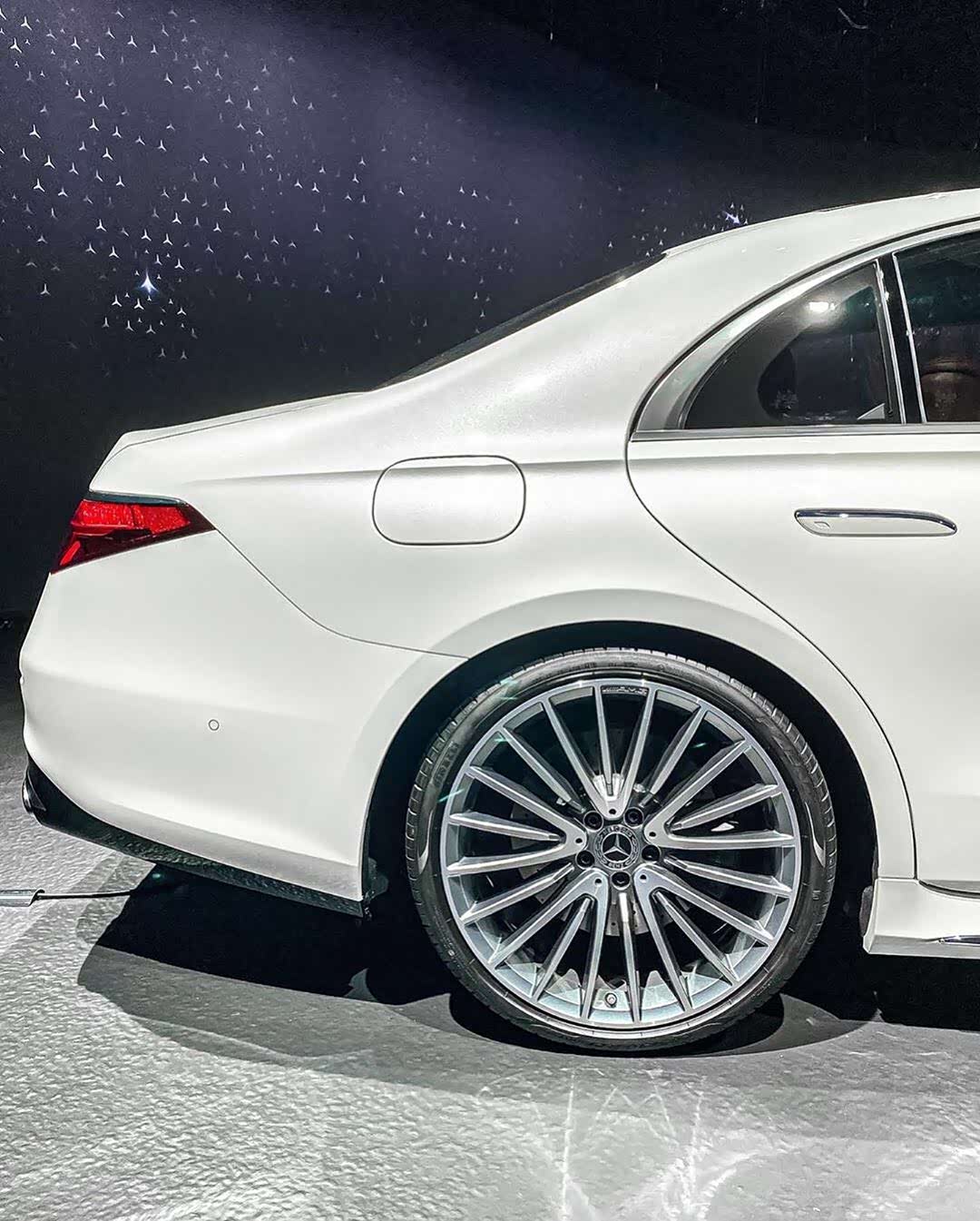 新s级,白色,真的不难看,当然,我说的是白色