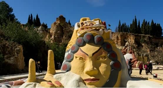 云南彩色沙林景区走一走,感受史前文化公园