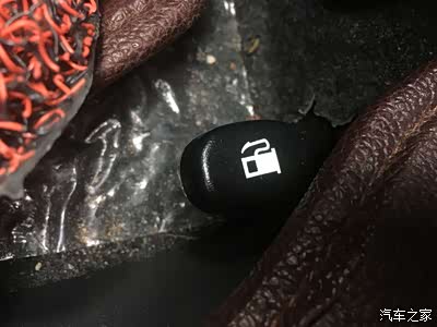 看油箱盖开关有个加油标志这就开油箱盖开关