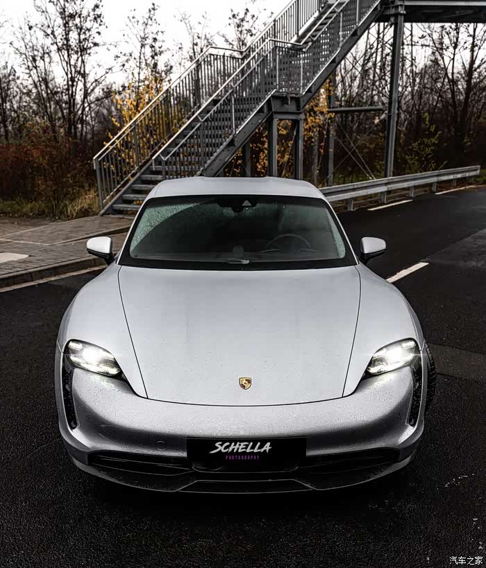 保时捷taycan 4s银色车漆真是不错.
