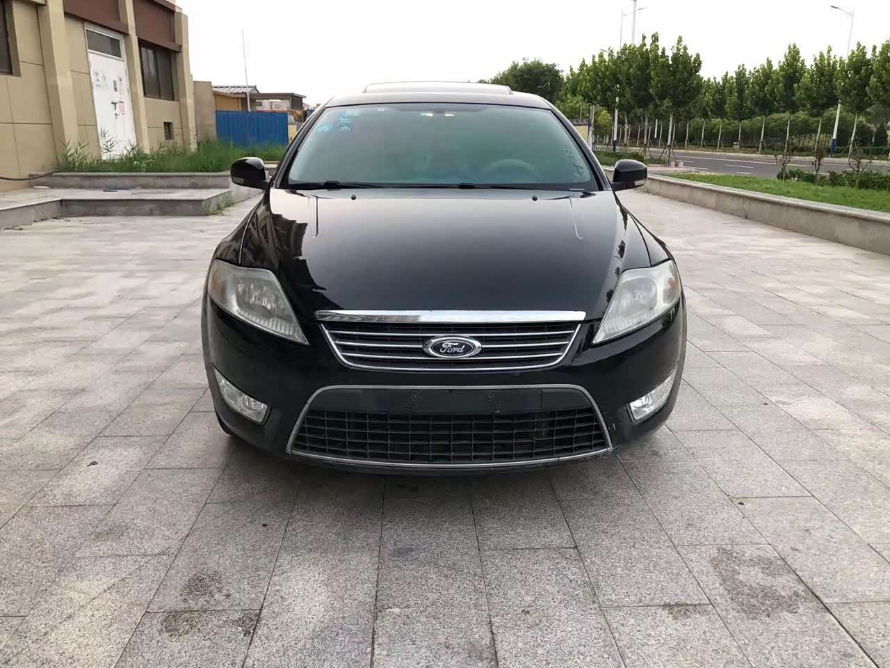 老款福特致胜还是非常帅气的黑色特显豪华感