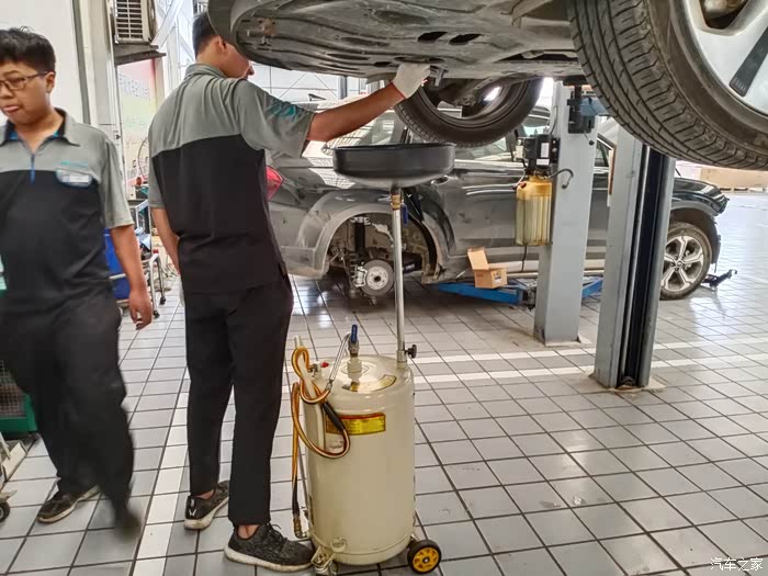 小菲去4s保养了