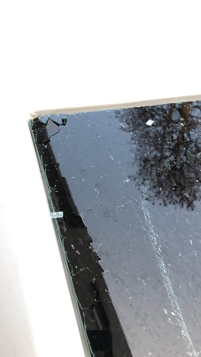 十代雅阁后档玻璃碎了.