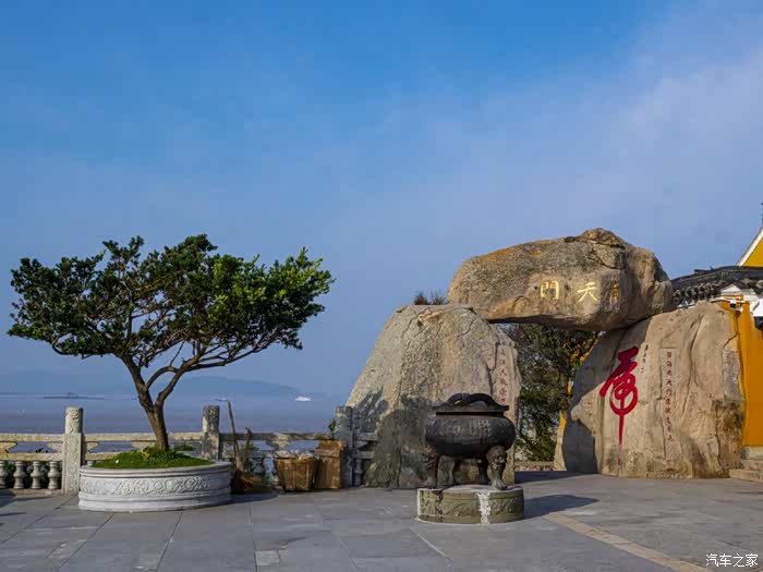 南天门位于普陀山南部的南山上短姑客运码头附近