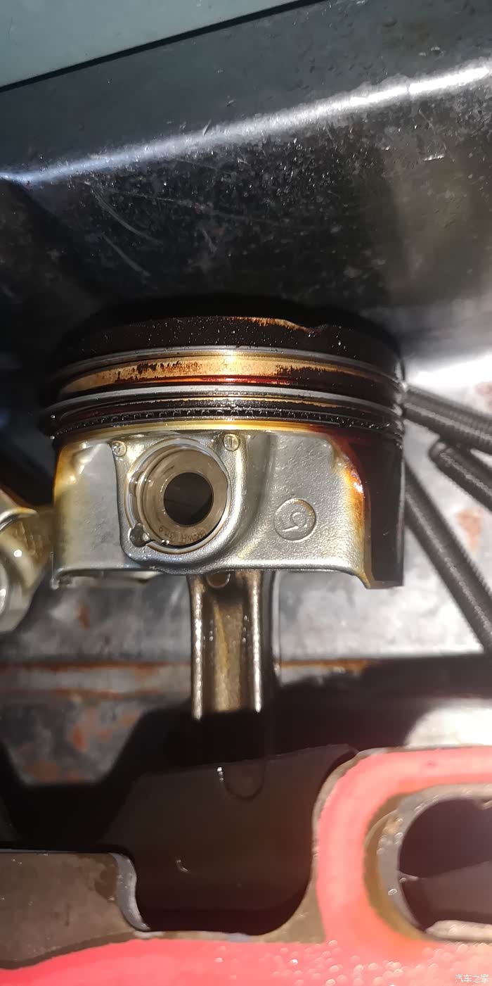 检测是活塞头部是有烧蚀的情况由于车辆润滑减弱导致的