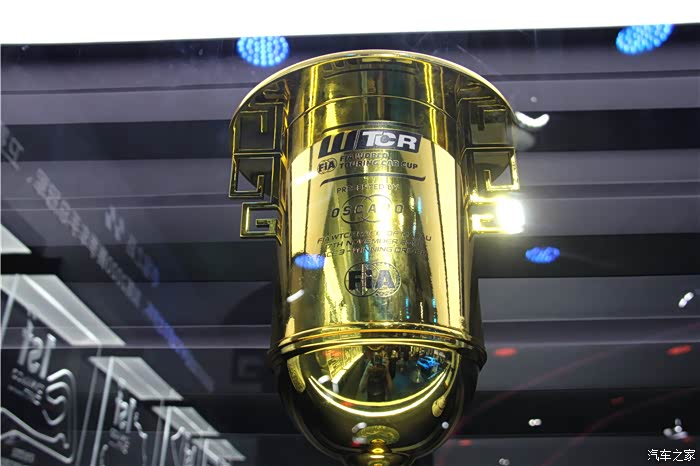 冠军奖杯真的很大啊!