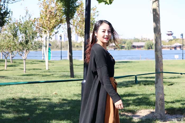 【老妹儿当车模】与白胖子探秘公园竟和她.