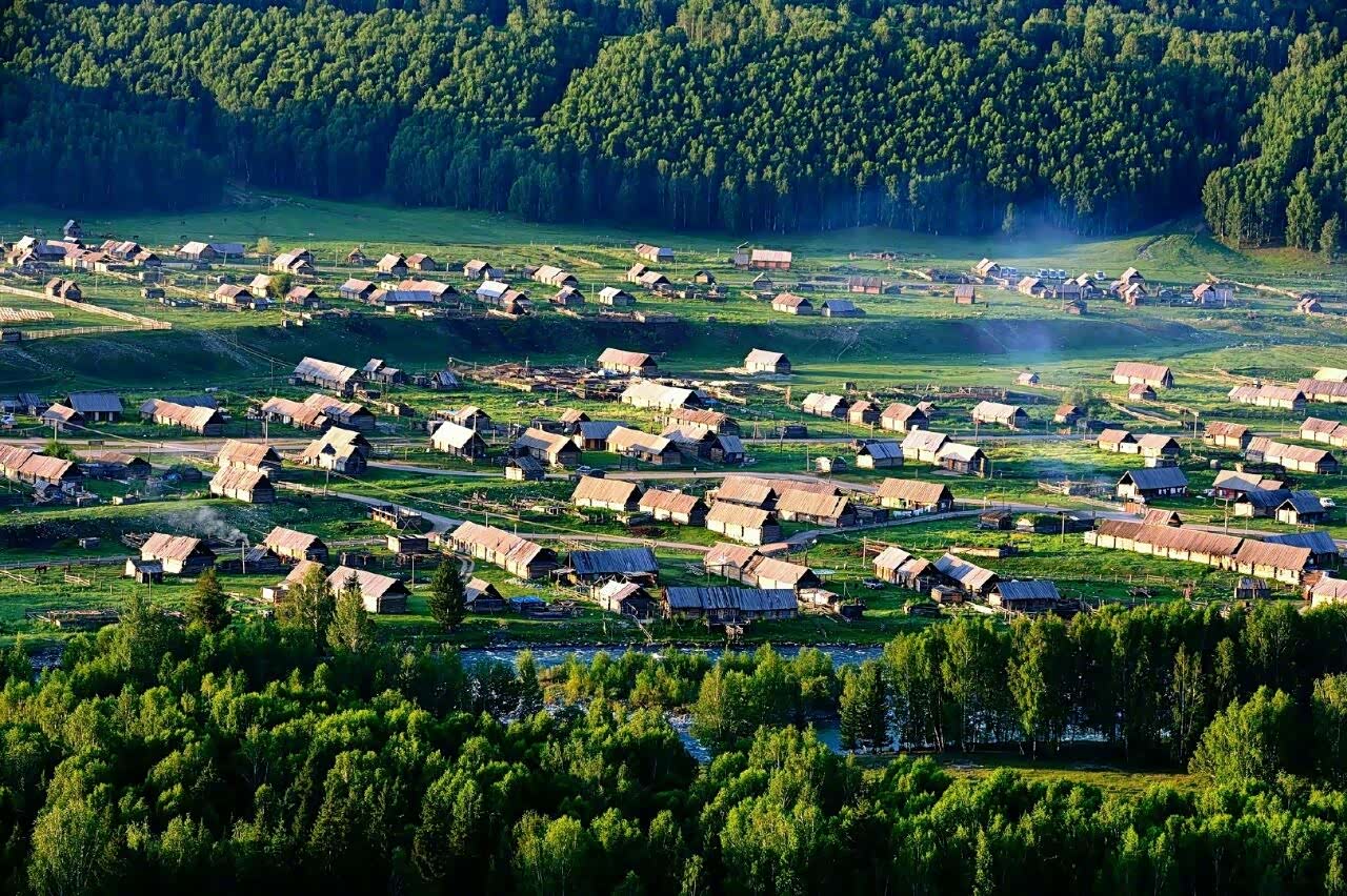 禾木村是新疆维吾尔自治区布尔津县下辖的一座村庄.