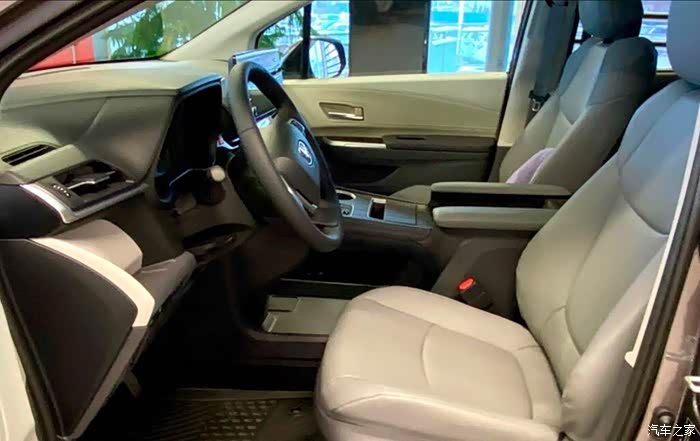 丰田塞纳的前脸造型设计相比现款车型来说要明显更加时尚和大气