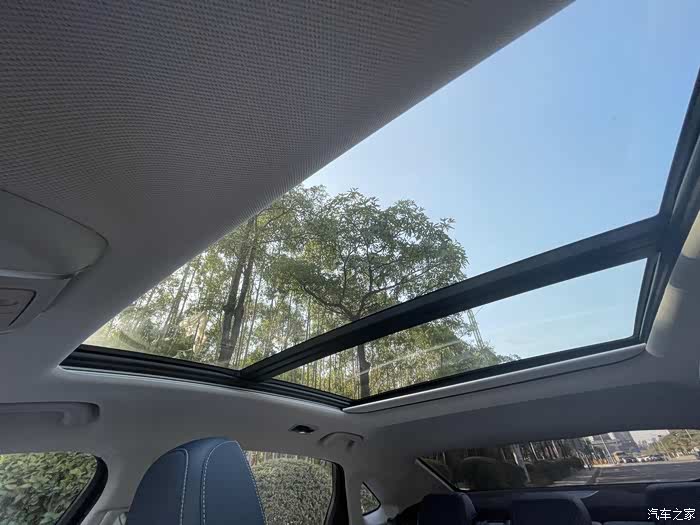 天窗太好看了,可惜在广东真的太晒了,很少打开