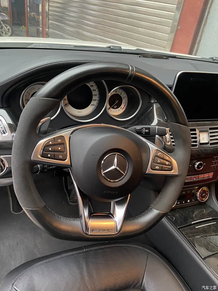 卖车还原出一个奔驰c63amg方向盘总成带抖动功能