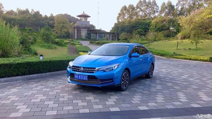 蓝色车,黄色的树叶,这里可以挥笔做一副油画作品,肯定能拿奖!