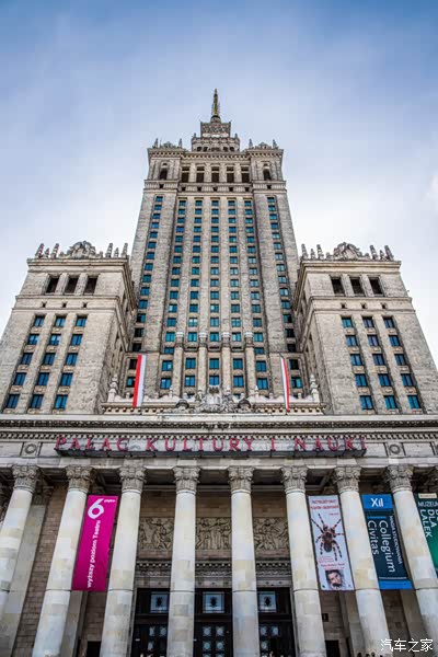 华沙 的景色,每人20 波兰 币,不过因为离老城太远了,背后的cbd也不算