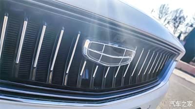 内置的纵向竖格栅采用镀铬亮条装饰,带来横向拓宽的视觉效果.