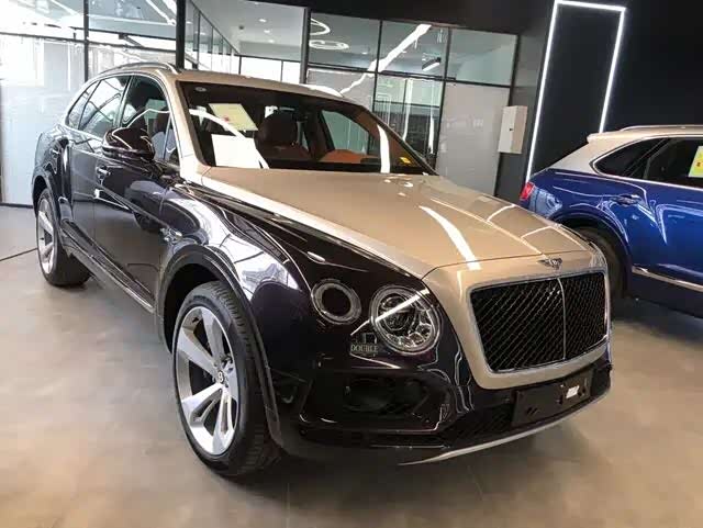 宾利添越双色版,这才是奢华大气的座驾.