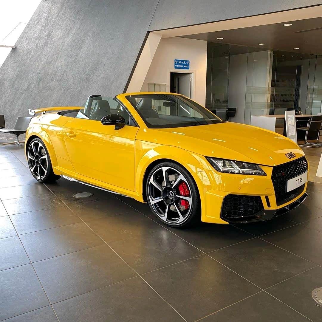 奥迪ttrs萌萌的车身底下掩藏的一颗澎湃的动力.