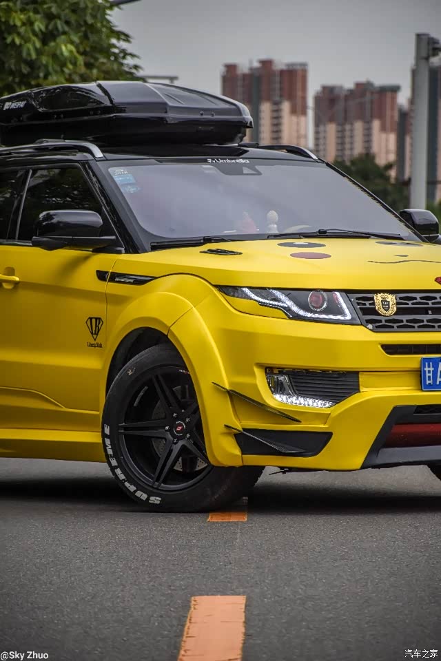 一台suv改装了宽体这是路虎极光吗