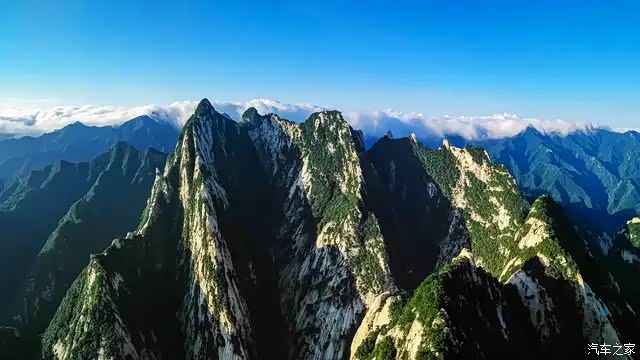 "举头红日近,回首白云低",这座山峰险峻且秀丽