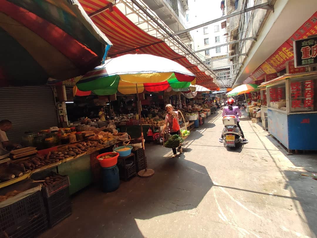 即将被遗忘的市井老街,走在岑溪南方市场上