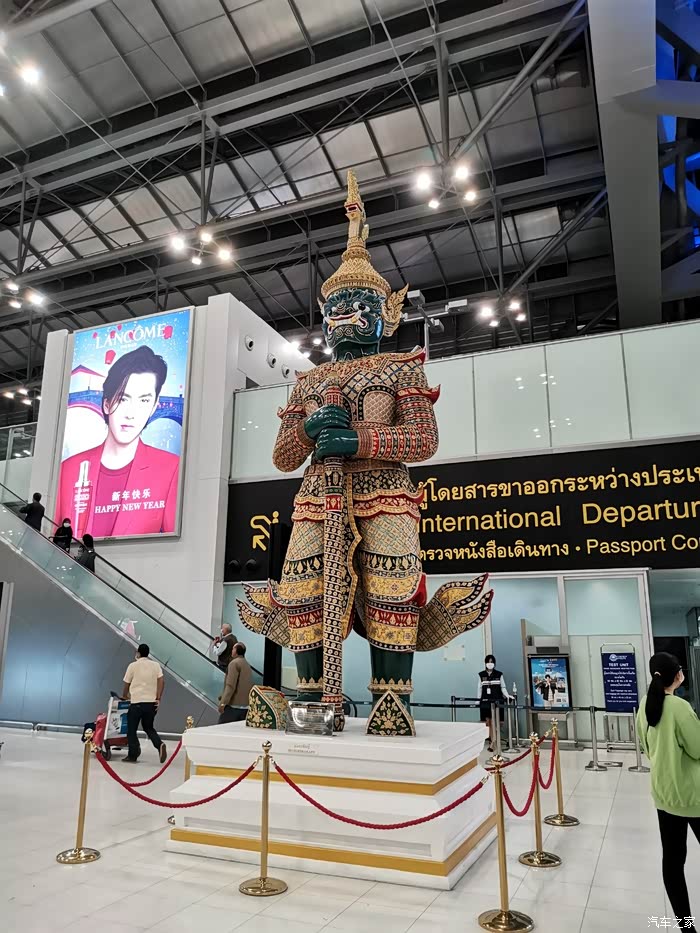 机场大厅内的用竹条编制的神像